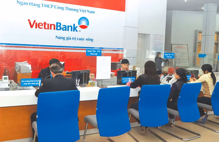 Chủ tịch HĐQT ngân hàng VietinBank Nguyễn Văn Thắng công bố tặng thưởng 1 tỷ đồng cho U23 Việt Nam. Ảnh: VietinBank.