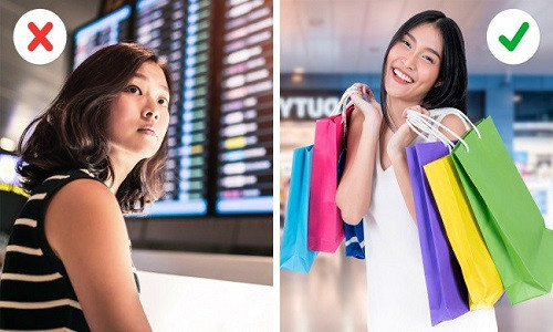  Bảng thông tin chuyến bay đặt ở nhiều nơi - đặc biệt là khu vực chờ đợi. Nó giúp hành khách hiểu rằng vẫn còn nhiều thời gian trước khi lên máy bay. Và để giết thời gian thì shopping là lựa chọn không tồi.