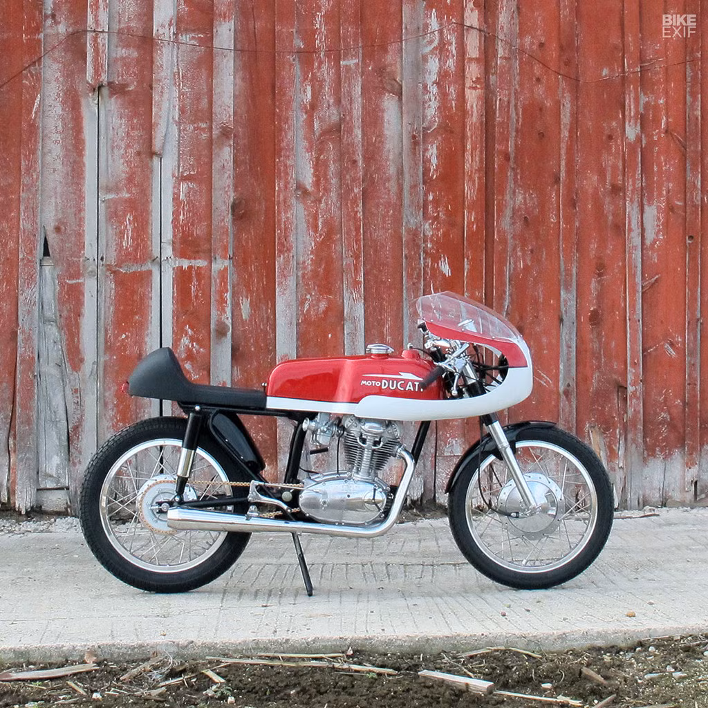 Mẫu xe này là tiền thân của những chiếc Ducati Scrambler hiện đại ngày nay. Động cơ một xylanh 250 cc, 18 mã lực và làm mát bằng gió. Bù lại, khối lượng xe rất nhẹ, chỉ 136 kg. Điều thú vị là phần khung nguyên bản trên Scrambler dựa trên một mẫu địa hình sản xuất bởi Berliner Motor Corporation, Mỹ.