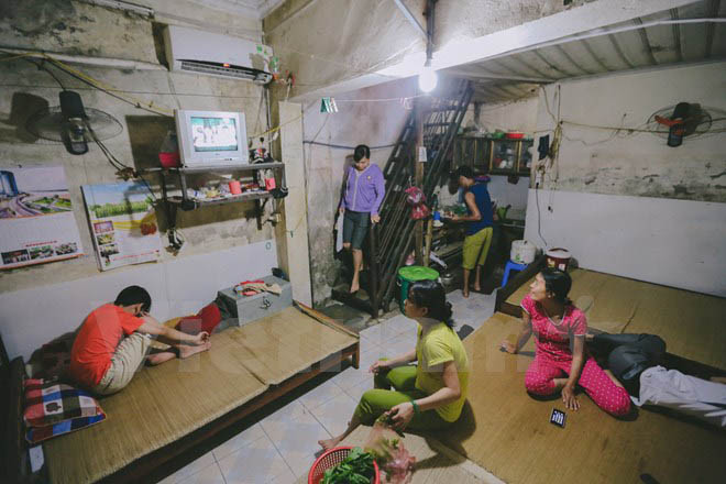 Trong phòng trọ còn được trang bị ti vi, truyền hình cáp. Ảnh: Vietnam+.