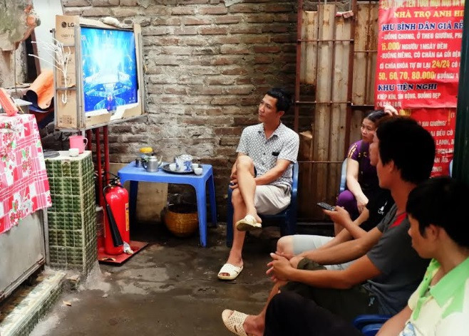 Xóm trọ nghĩa tình còn có sân sinh hoạt chung. Ảnh: Dân Việt.