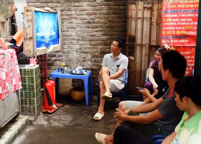 Xóm trọ nghĩa tình còn có sân sinh hoạt chung. Ảnh: Dân Việt.