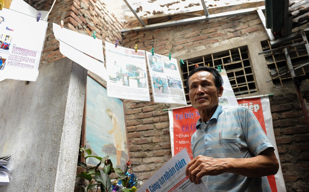 Khu vực cháy là nhà của ông Nguyễn Thế Hiệp (71 tuổi, còn gọi là Hiệp "khùng"). Ông Hiệp được mọi người biết đến là chủ nhà trọ tốt bụng nhất Hà Nội khi cho thuê phòng với giá chỉ 15.000 đồng/ngày. Ảnh: Zing.