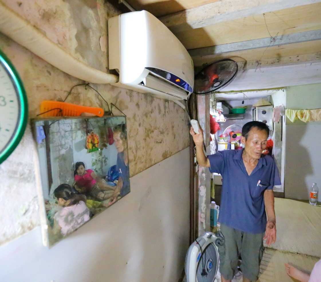 Mặc dù cho thuê với giá rất rẻ nhưng hầu hết các phòng trọ của ông Hiệp đều được trang bị điều hòa, có khu vệ sinh riêng và khu nấu nướng. Ảnh: Vietnam+.