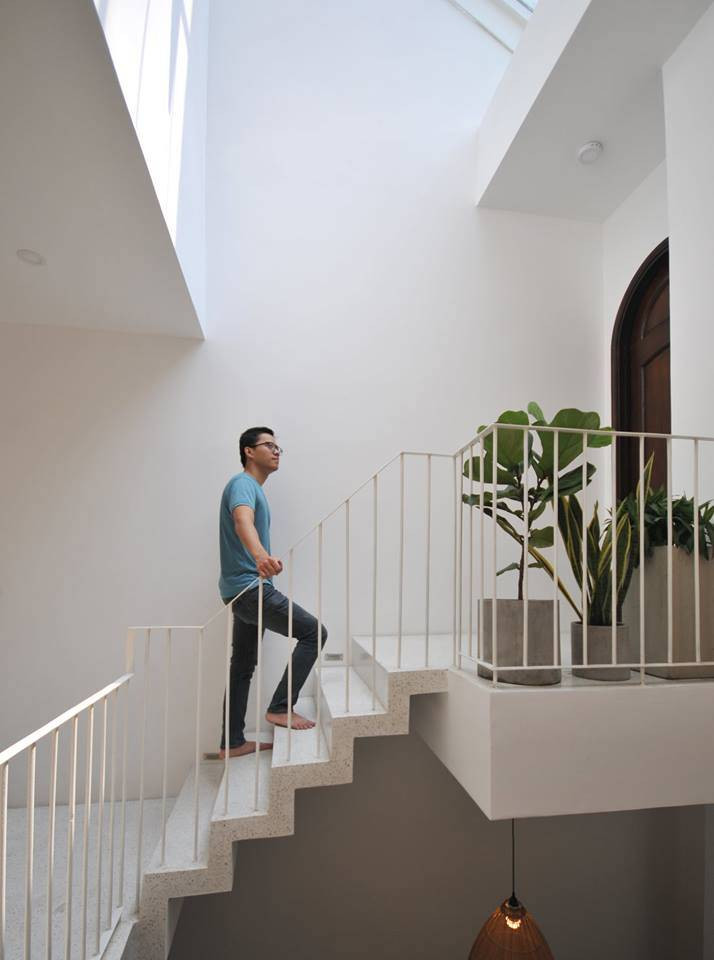 Không gian bên trong nhà 2 tầng nổi bật với tông màu trắng sáng. Nguồn ảnh: Nguyễn Nhỏ.