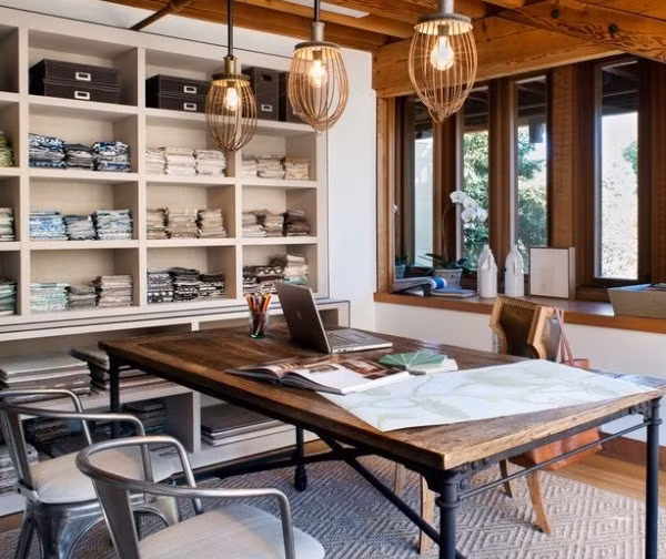 Những món đồ nội thất Retro cổ điển với vật liệu thô mộc gợi nhớ đến không gian sản xuất công nghiệp, làm toát lên sự mạnh mẽ, cá tính.