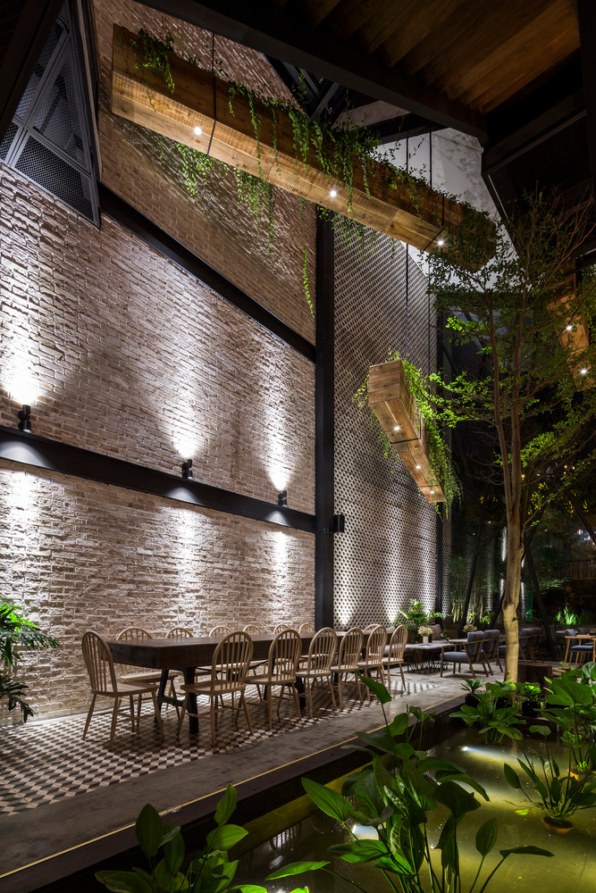 Từng chiếc ghế, chậu cây được bài trí tỉ mỉ, quán trở nên sang trọng nhưng không mất đi vẻ mộc mạc và gần gũi. Nguồn ảnh: Hyroyuki Oki.