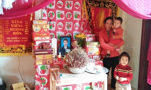 Mẹ con chị Thanh bên bàn thờ xấu số của chồng