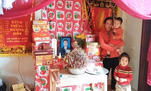 Mẹ con chị Thanh bên bàn thờ xấu số của chồng