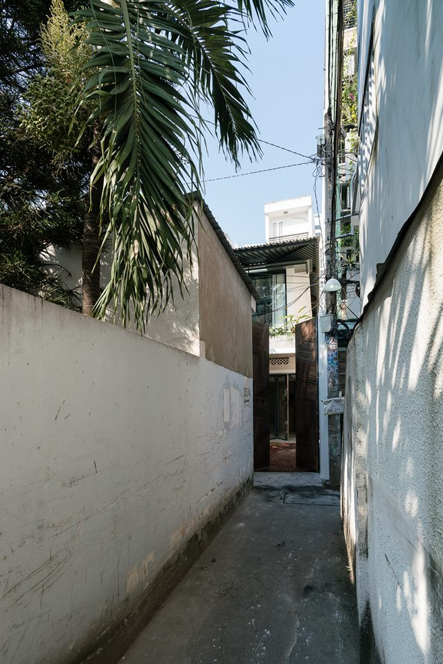 Nằm lọt thỏm trong một con hẻm ở Sài Gòn, công trình được nhóm kiến trúc sư AD+studio cải tạo từ căn nhà cấp 4 cũ.