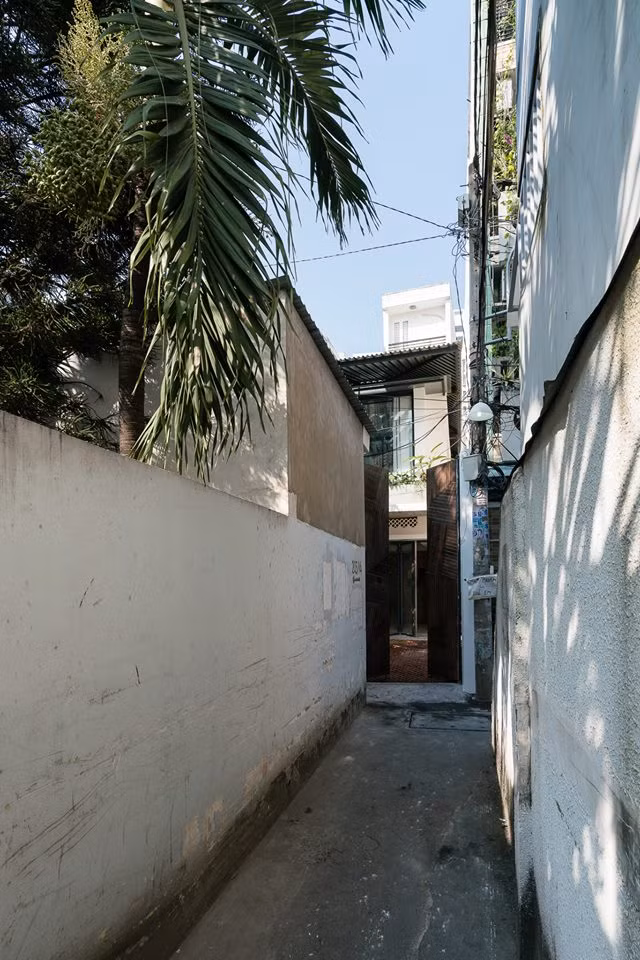 Nằm lọt thỏm trong một con hẻm ở Sài Gòn, công trình được nhóm kiến trúc sư AD+studio cải tạo từ căn nhà cấp 4 cũ.