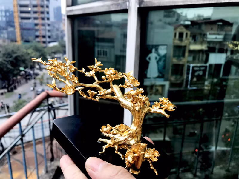 Có giá trị lớn nên cành mai vàng chỉ được chế tác theo đơn đặt hàng. Ảnh: Dân Việt.