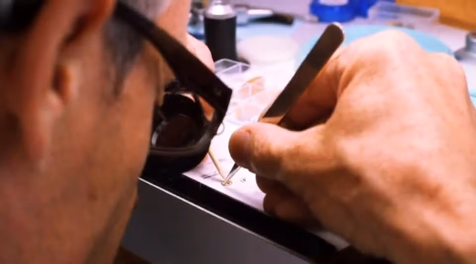 Các chi tiết nhỏ mắt thường không nhìn thấy, nghệ nhân phải sử dụng tới thiết bị hỗ trợ chuẩn xác.