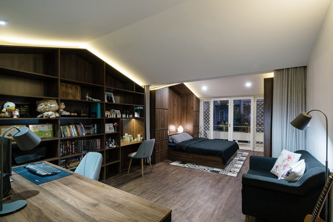 Phòng ngủ với màu nâu trầm ấm cúng trên tầng 3.