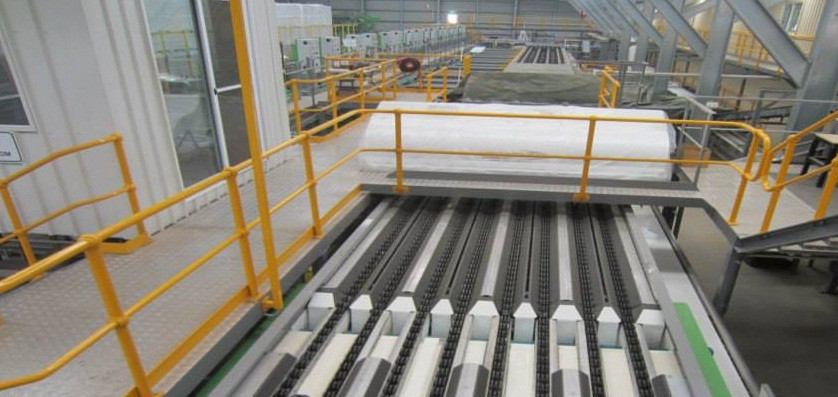 Cam chín vàng sẽ được thu hái vận chuyển về nhà máy đóng gói. Cam được phân loại tự động căn cứ vào kích cỡ, màu sắc, độ bóng của quả, độ tròn méo. Ảnh: Kleverfruits.