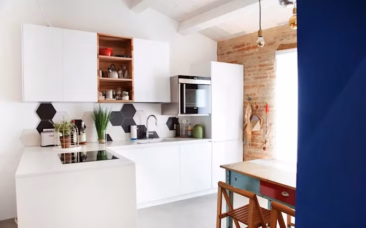 Căn bếp màu trắng đơn giản phảng phất nét hoài cổ với bức tường gạch mộc. Ảnh: Homify.