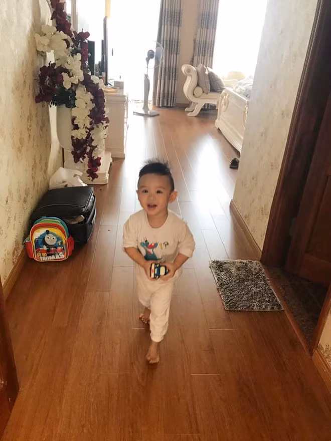 Tường trang trí bằng giấy dán họa tiết hoa lá và lát sàn gỗ. Ảnh: Zing.