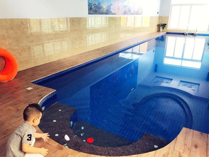 Một bể bơi rộng rãi trong nhà. Ảnh: Tiền phong.