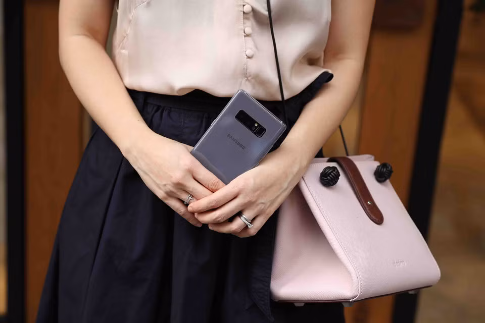 Mặt lưng của máy làm bằng chất liệu kính, bổ sung tinh thể phản quang. Nhờ đó, Note 8 mới có khả năng chuyển tông màu tím theo những điều kiện ánh sáng khác nhau, khi thiên về sắc pastel nhẹ nhàng, lúc lại theo phong cách tím đậm sang trọng. Ảnh: Dai Ngo - Lienchi Nguyen .