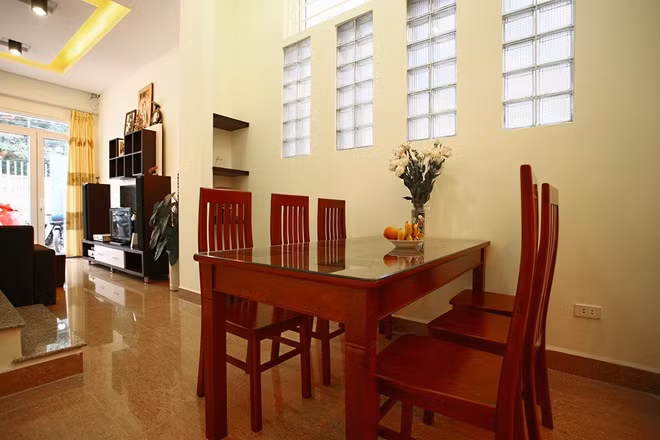 Tầng 1 thoáng đãng với không gian mở ở cả phía trước và sau.