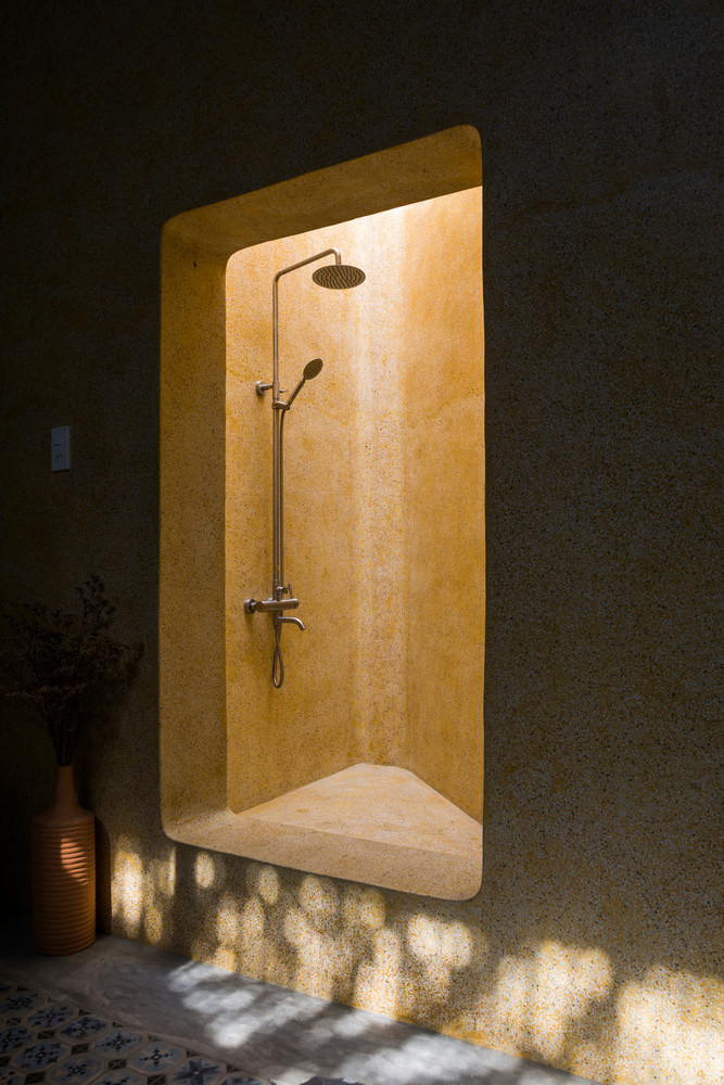 Phòng tắm tiện nghi nhưng vẫn gợi cảm giác hoài cổ.