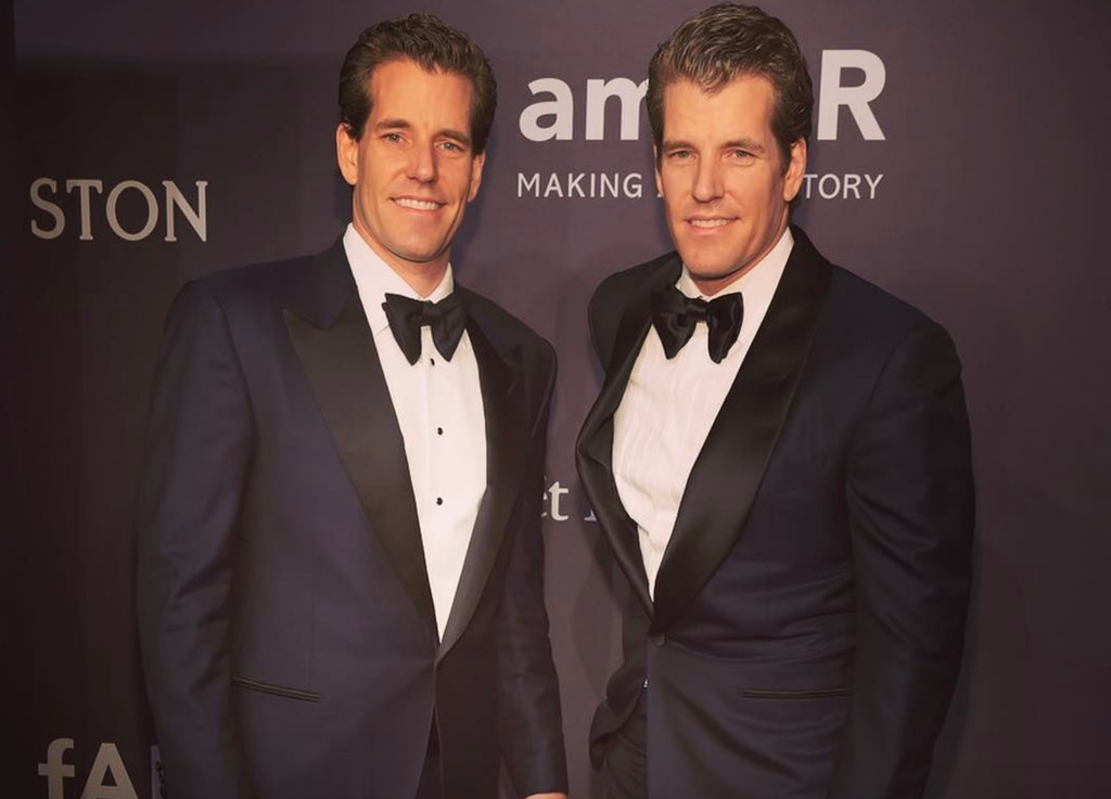 Anh em sinh đôi Cameron và Tyler Winklevoss, từng được biết đến với vụ kiện Mark Zuckerberg ăn cắp ý tưởng thành lập Facebook, cũng là những nhà đầu tư tiền ảo thời kỳ đầu. Hai anh em Winklevoss giờ đây còn được biết đến là những tỷ phú tiền ảo đầu tiên trên thế giới. Với giá Bitcoin khoảng 11.000 USD ngày 7/3, tài sản của họ là hơn 1 tỷ USD.