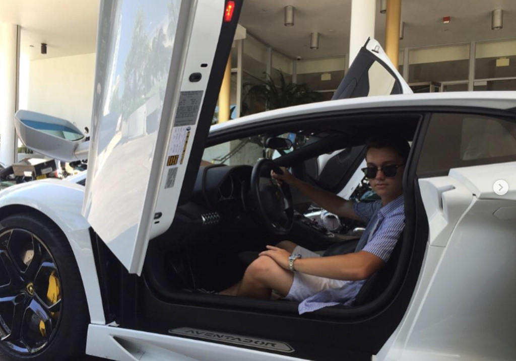 Trên trang Instagram cá nhân, Zillan tự gọi mình là "Sói già phố tiền ảo".