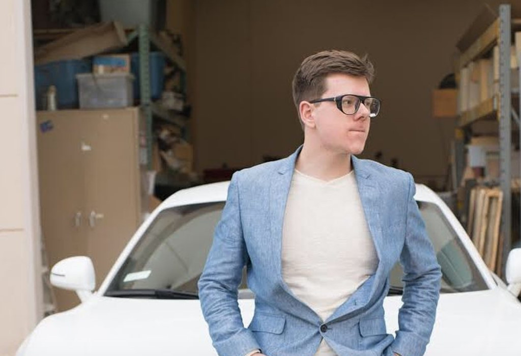 Với số tiền kếch xù kiếm được từ tiền ảo, Finman đã bỏ học chính khoá sớm hơn thoả thuận. Cha mẹ đồng ý để cậu bỏ học từ năm 15 tuổi. Từ đó, Finman đã thành lập và bán một công ty giáo dục trực tuyến có tên Botangle.