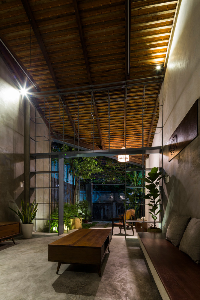 Khung sắt để định vị giữa phòng khách và hiên nhà, đồng thời vẫn đảm bảo độ thoáng.