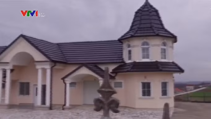 Những ngôi biệt thự đóng kín cửa không người ở.