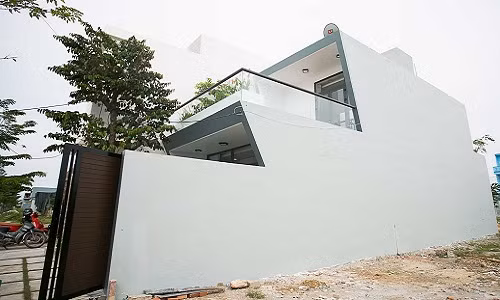 Nằm trong một khu dân cư còn khá vắng vẻ ở Đà Nẵng, ngôi nhà phố khiến người qua đường phải ngoái nhìn bởi kiến trúc lạ lẫm.