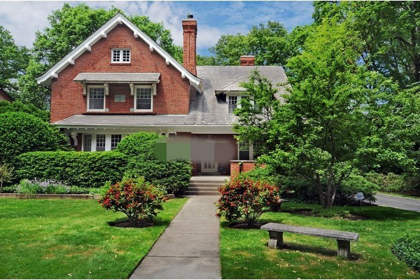 Nhà vườn thiết kế 2 tầng theo kiểu nhà chữ T. Công trình ấn tượng với hệ mái dốc, cửa chính xây gạch cuốn vòm. Ảnh: Nhasang.