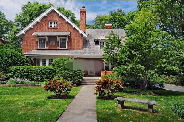 Nhà vườn thiết kế 2 tầng theo kiểu nhà chữ T. Công trình ấn tượng với hệ mái dốc, cửa chính xây gạch cuốn vòm. Ảnh: Nhasang.