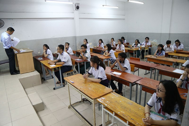 Giám thị phổ biến nội quy cho các em tại điểm thi THCS Trương Công Định, quận Bình Thạnh.