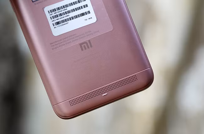 Loa ngoài ở cạnh dưới của mặt sau.