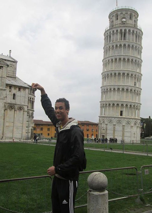 Khi bạn muốn chụp ảnh với tháp nghiêng nhưng bạn lại nhờ đứa bạn thân chụp.