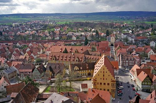 Ngạc nhiên hơn khi nhiều người dân trong thị trấn Nördlingen tỏ ra thờ ơ với hàng triệu viên kim cương xung quanh. Ảnh: LockerDome.