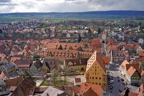 Ngạc nhiên hơn khi nhiều người dân trong thị trấn Nördlingen tỏ ra thờ ơ với hàng triệu viên kim cương xung quanh. Ảnh: LockerDome.