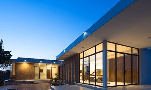 Công trình gồm khối nhà chính và nhà ngang.