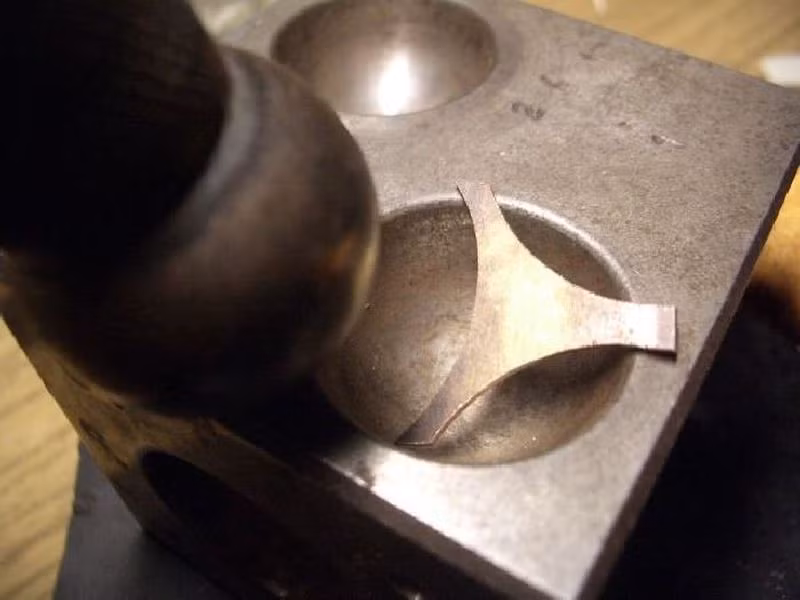 Rồi đưa vào khuôn.