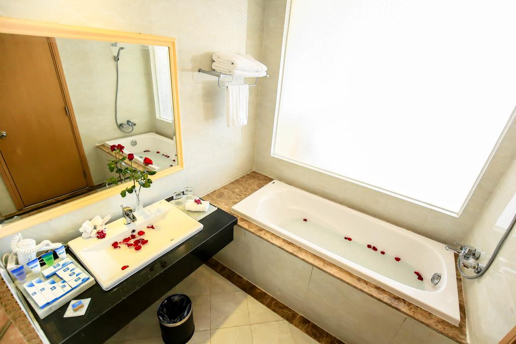 Phòng tắm sang trọng và hiện đại. Ảnh: Booking.