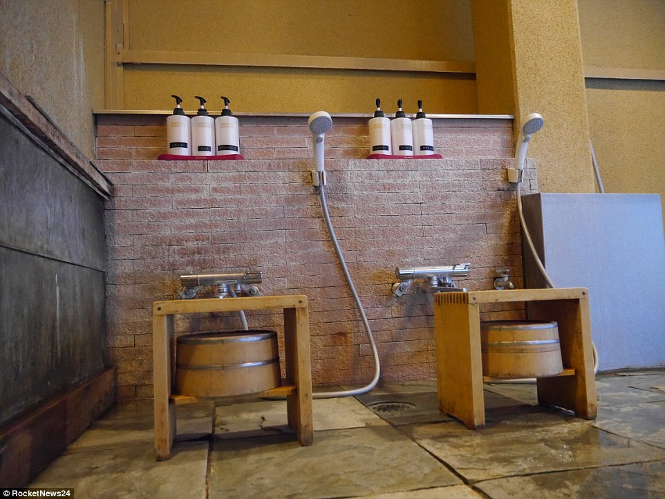 Phòng tắm theo phong cách cổ điển Nhật Bản.