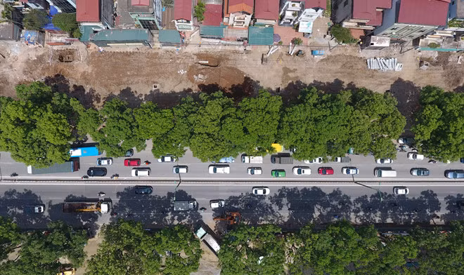 Dự án cầu cạn Mai Dịch – Nam Thăng Long được xây dựng dọc theo dải phân cách giữa đường Phạm Văn Đồng mở rộng với tổng chiều dài hơn 5,3km. Ảnh: Zing.