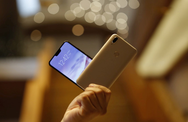 Điểm nhấn trong thiết kế của Vivo V9 là màn hình tràn viền tỉ lệ 19:9, đem lại độ phủ lên đến 90% cho mặt trước. Ảnh: Zing.