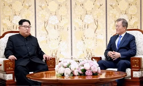 Nhà lãnh đạo Triều Tiên Kim Jong-un (trái) và Tổng thống Hàn Quốc Moon Jae-in tại cuộc gặp ở Panmunjom ngày 27/4. (Nguồn: Yonhap/TTXVN)