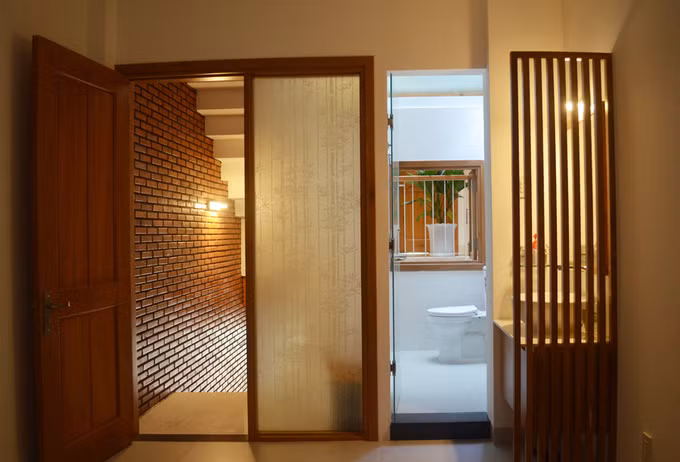 Phòng tắm cũng ngập tràn ánh sáng. Nguồn ảnh: Như Nguyễn/La Design Studio.