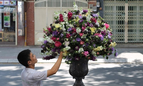 Bình hoa phối giữa hồng socola và hoa nhập khẩu khác có giá 70 triệu đồng. Ảnh: Infonet.