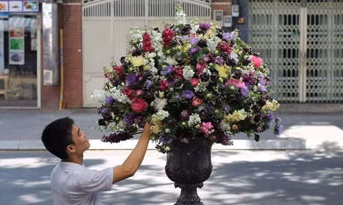 Bình hoa phối giữa hồng socola và hoa nhập khẩu khác có giá 70 triệu đồng. Ảnh: Infonet.