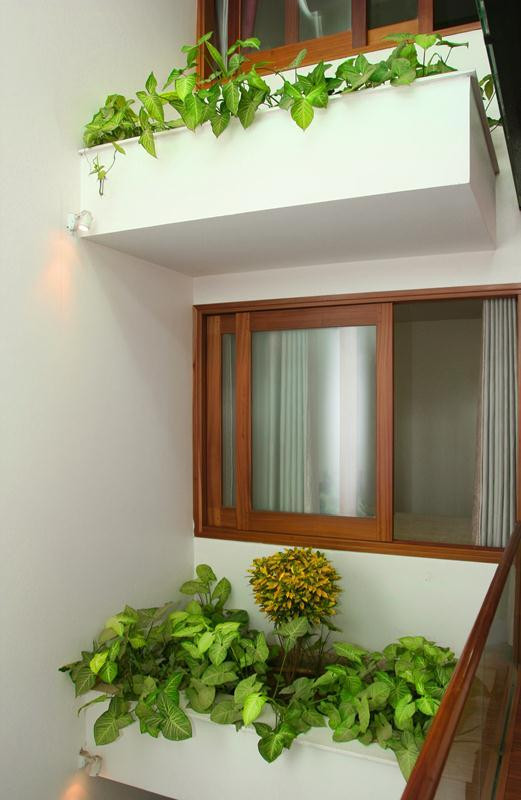 Bồn cây xanh thiết kế ở mọi nơi giúp không gian sống trong lành.