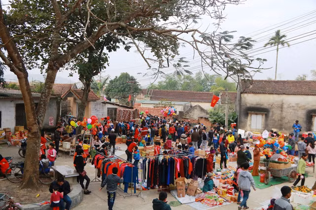 Người đi chợ cũng không mặc cả, chủ yếu là về làng Thiều đi chợ cầu may. Ảnh: Kinhtedothi.